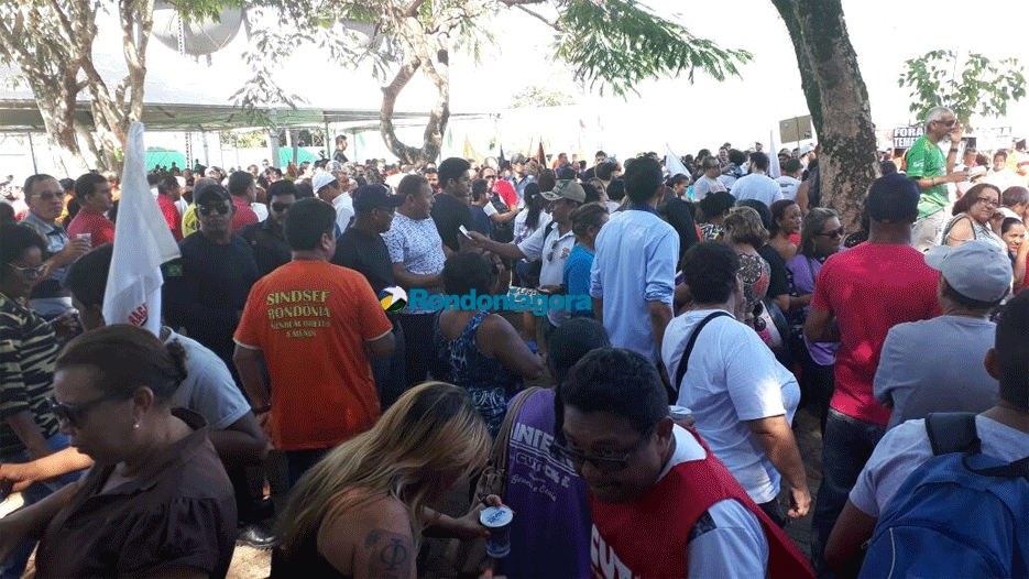 Pouco mais de mil trabalhadores e sindicalistas participam de passeata contra reformas; fotos