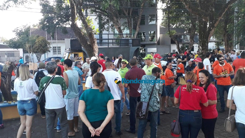 Pouco mais de mil trabalhadores e sindicalistas participam de passeata contra reformas; fotos