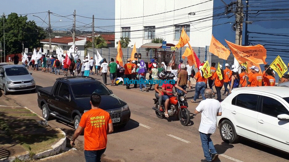 Pouco mais de mil trabalhadores e sindicalistas participam de passeata contra reformas; fotos
