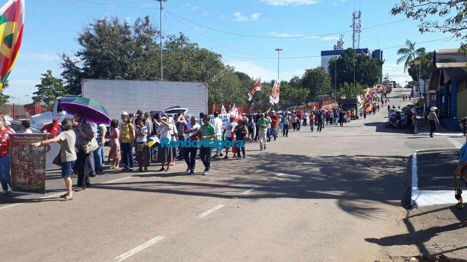Pouco mais de mil trabalhadores e sindicalistas participam de passeata contra reformas; fotos