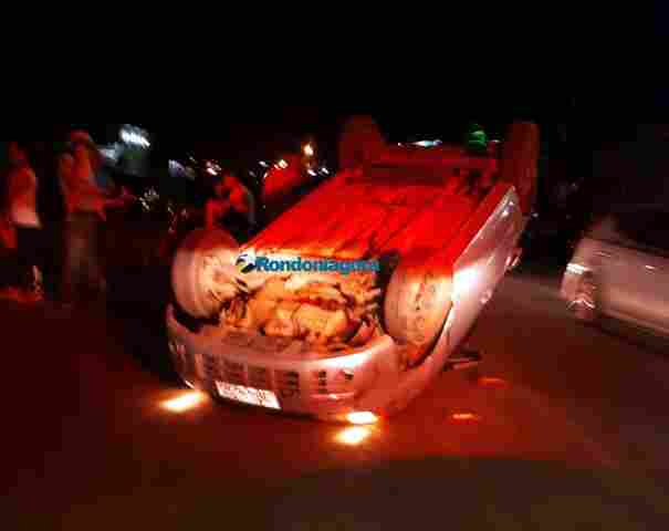 Motorista bate em carros estacionados e capota veículo na capital