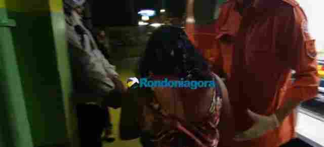 Durante discussão e bebedeira, homem joga pedra na cabeça da esposa e foge