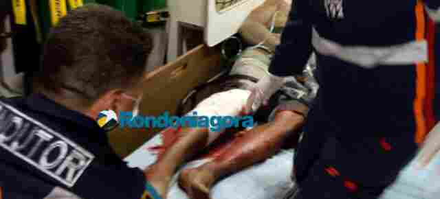 Homem é atingido a tiros enquanto bebia com amigos em frente de casa