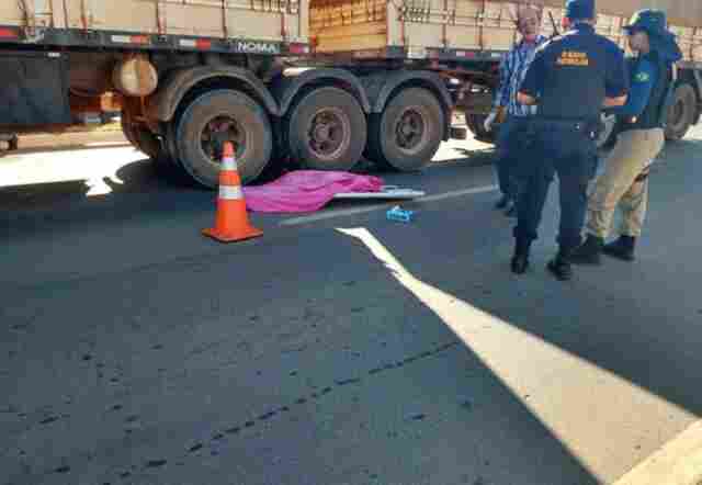 Motociclista morre esmagado por carreta após colidir em traseira de carro na BR-364