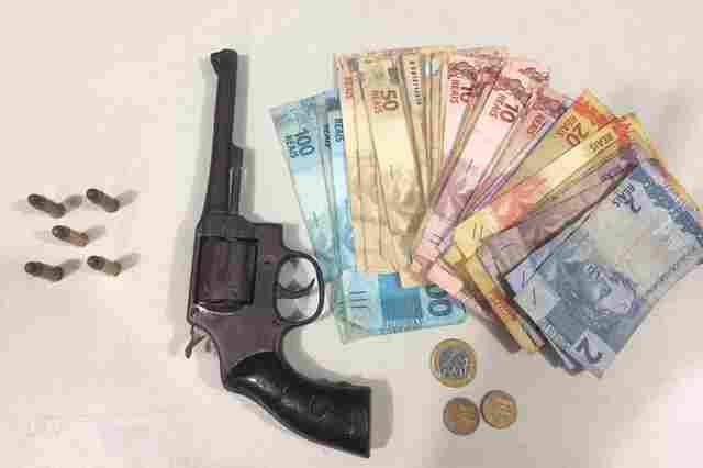 Polícia conduz quarteto para delegacia após encontrar revólver dentro de táxi