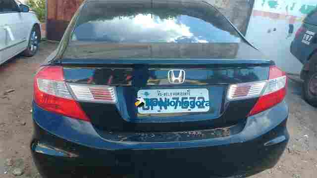 Homem é preso após tentar fugir da polícia com veículo roubado e placa clonada