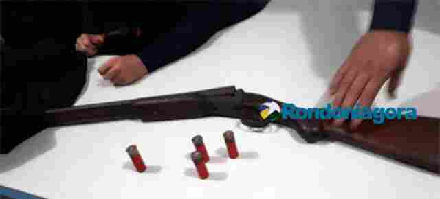 Jovem é preso com espingarda e munições na Zona Leste
