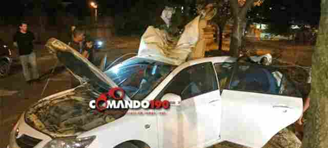 Adolescente perde o controle do carro e bate violentamente em árvore