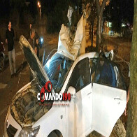 Adolescente perde o controle do carro e bate violentamente em árvore