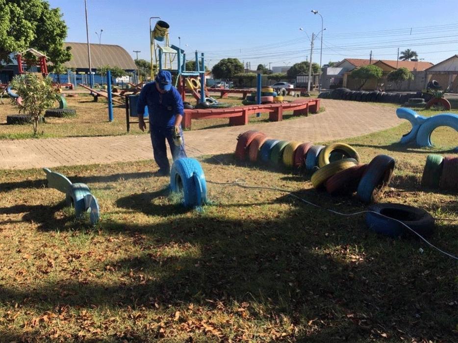 Praças com parque de pneus recebem manutenção em Ji-Paraná