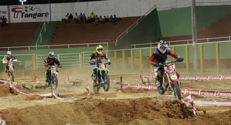 Cross Country Noturno reúne mais de 50 motoqueiros na Expojipa