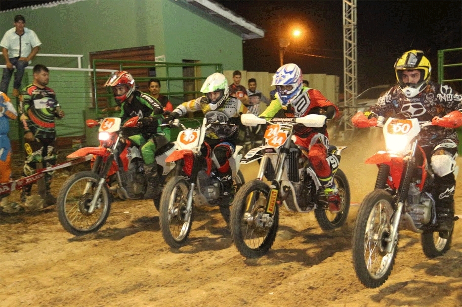 Cross Country Noturno reúne mais de 50 motoqueiros na Expojipa