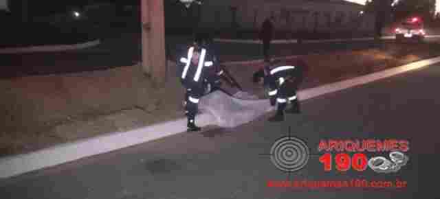 Motociclista morre após colidir moto em poste