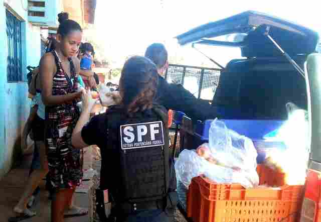Presos fazem greve de fome e penitenciária federal aproveita alimentos e faz doações a carentes