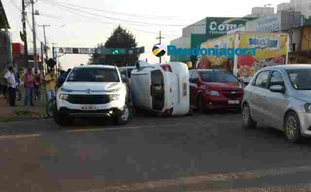 Acidente com capotamento deixa motorista ferido na Zona Sul