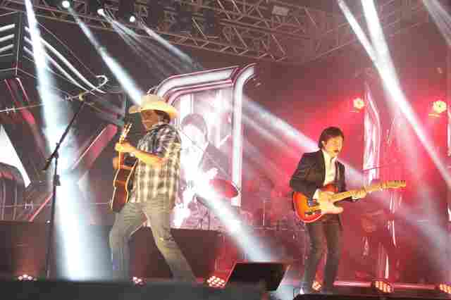 Chitãozinho e Xororó emocionam fãs na terceira noite da Expojipa