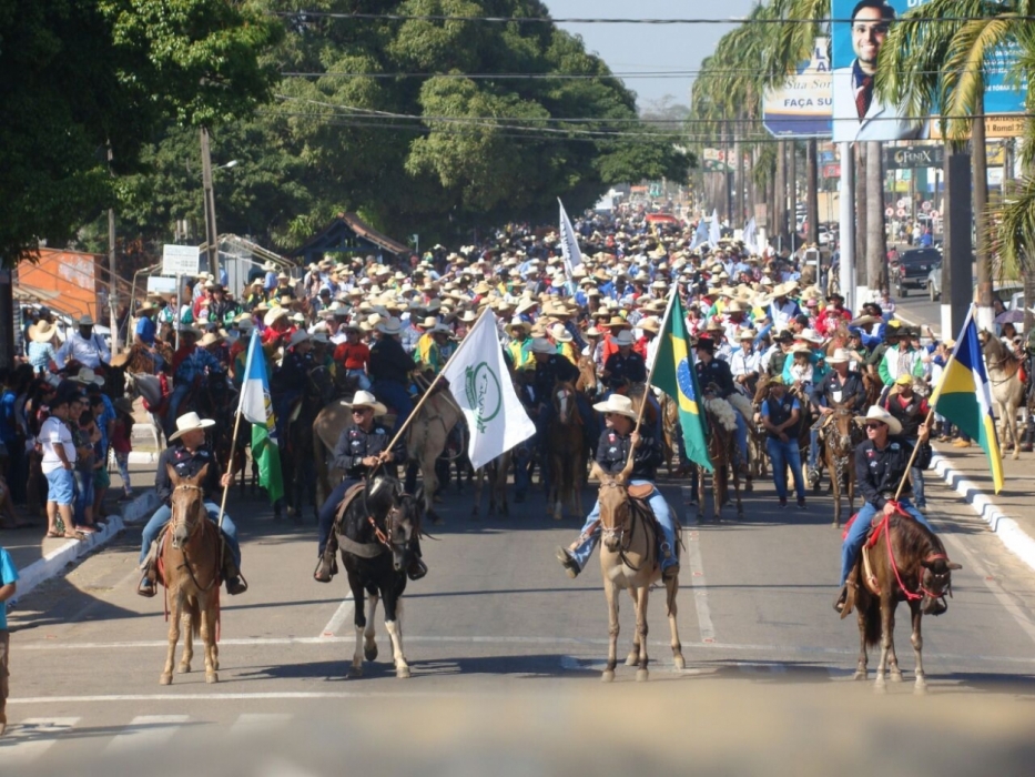 Cavalgada da Expoari arrasta multidão e mostra força do agronegócio