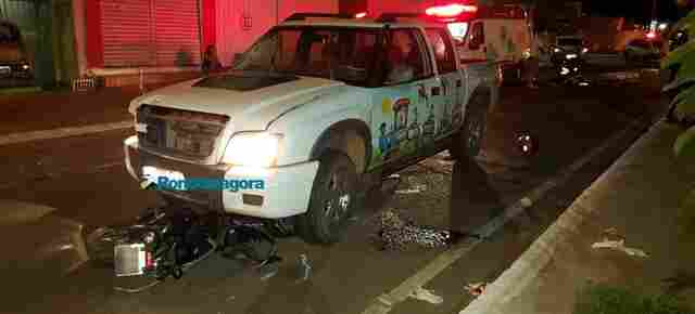 Casal de moto avança preferencial e é atropelado por caminhonete da capital
