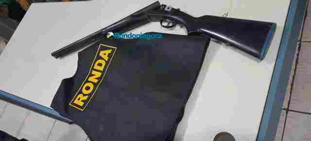 Após denúncia, COE prende pais de adolescente que escondia escopeta em casa na Zona Leste