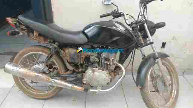 Jovem é detido com moto modificada e chassi raspado e diz ter comprado em leilão