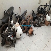 Polícia prende dupla em desmanche de motos roubadas; pelo menos cinco estavam em caixas