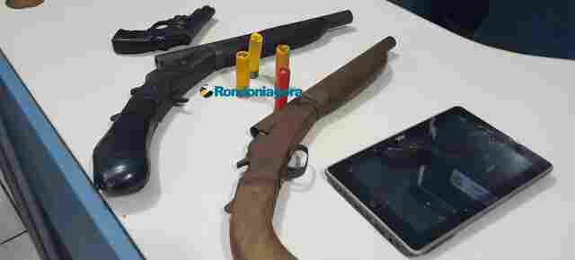 Após denúncia, PM encontra moto roubada e apreende armas com suspeitos de assaltos