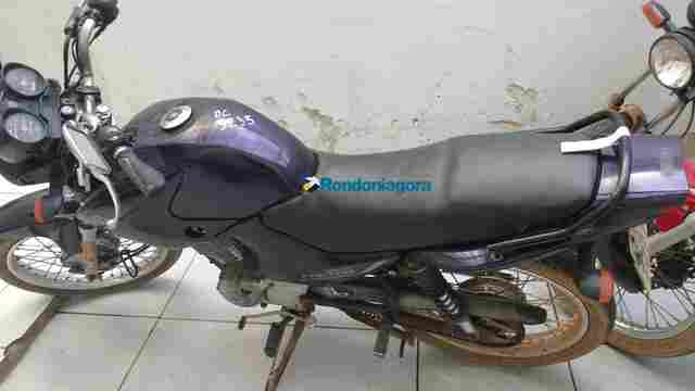 Cumprindo pena restritiva, dupla é presa com motocicleta roubada na capital