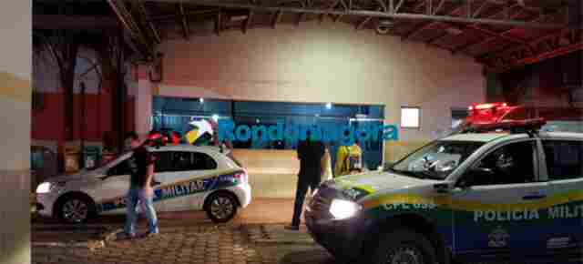 Jovem é esfaqueado pelo irmão após bebedeira em bar