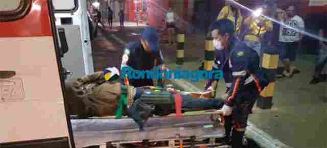 Adolescente em moto avança sinal e causa grave acidente