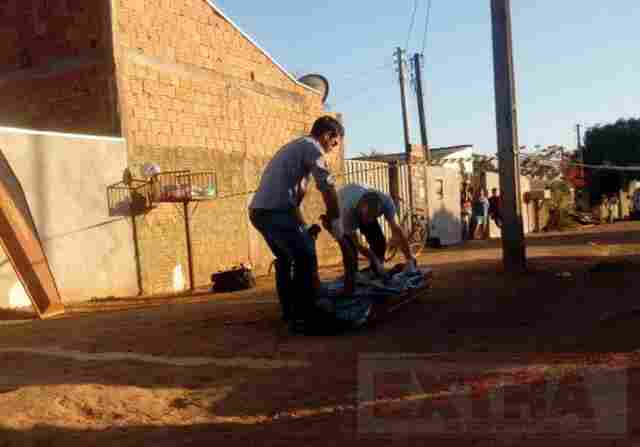 Jovem é encontrado morto em frente a residência