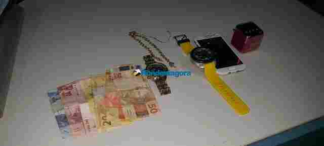 Vítima anota placa da moto de ladrão e ele acaba preso em casa após assaltar comércio