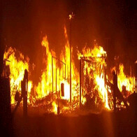 Incêndio de grandes proporções destrói fábrica de cabo de vassouras