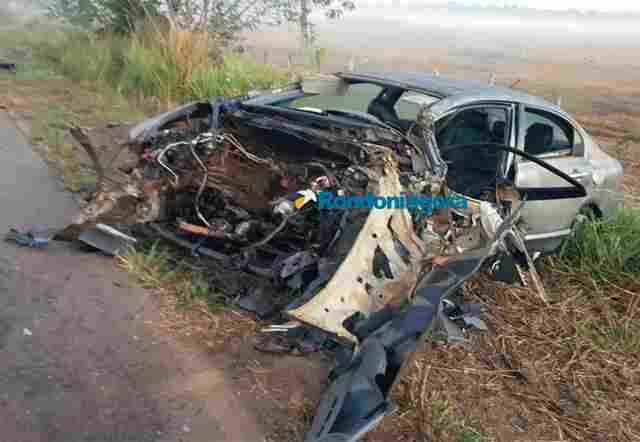 Colisão entre carreta e automóvel deixa motorista de 20 anos preso às ferragens na BR-364. Fotos