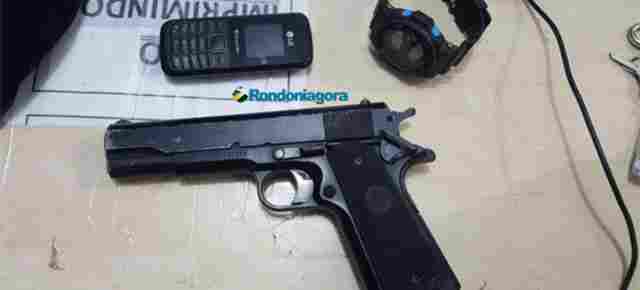 Dupla suspeita de assaltos troca tiros com a PM e acaba presa na capital