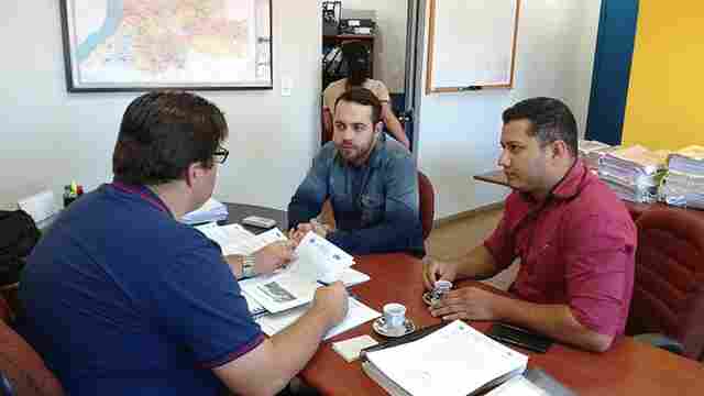 Márcio Oliveira é atendido e ruas do bairro Castanheira recebe cascalhamento e patrolamento