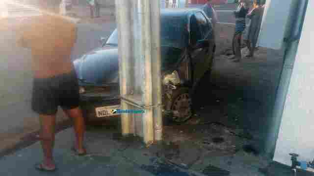 Motorista embriagado invade área de casa e bate carro em poste ao atender telefone