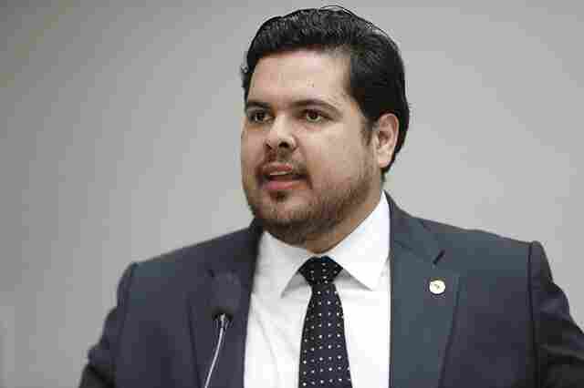 Deputado Jean Oliveira indica pavimentação asfáltica em ruas da capital