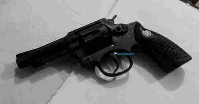 Menores são flagrados com revólver e afirmam que roubariam celular para presentear irmã