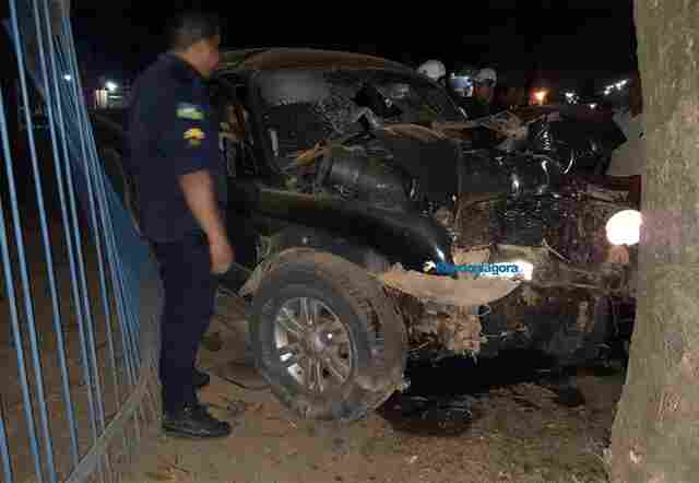 Motorista passa por cima de rotatória, colide caminhonete contra árvore e fica em estado grave