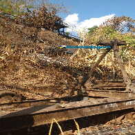 Prefeitura deve remover escavadeira histórica soterrada na Estrada de Ferro Madeira-Mamoré