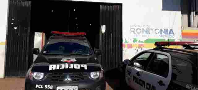 Mulher nega sexo grupal e é espancada pelo marido