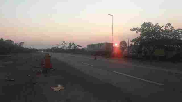 Caminhoneiro fura bloqueio da PRF e é preso após rodar na contramão e destruir cones na BR-364