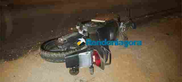 Acidente entre moto e bicicleta na marginal da BR-364 deixa PM ferido