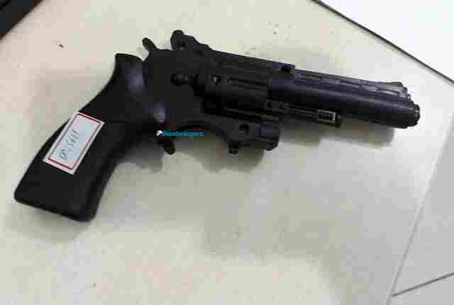 Ladrão é desarmado após vítima reagir e aplicar golpe mata leão