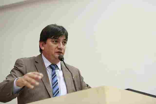 Cleiton Roque pede recuperação de ponte de madeira na estrada de Figueira