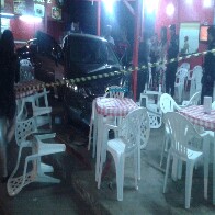 Carro invade lanchonete após colisão com viatura da PM em Porto Velho