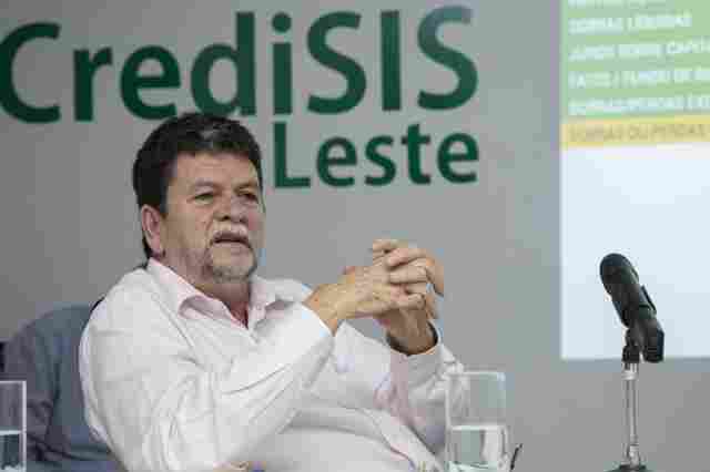 Funcionários da CrediSIS Leste recebem incentivo para ler mais