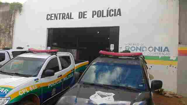 Homem furta capacete e é detido pela vítima e testemunha