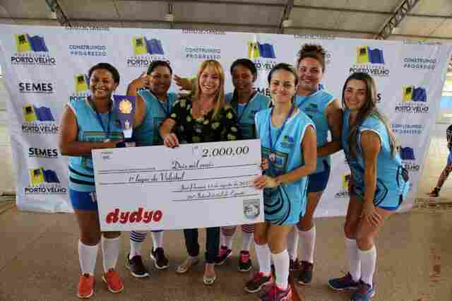 Equipe masculina de vôlei de Nova Califórnia também leva troféu de campeã do 26º Interdistrital