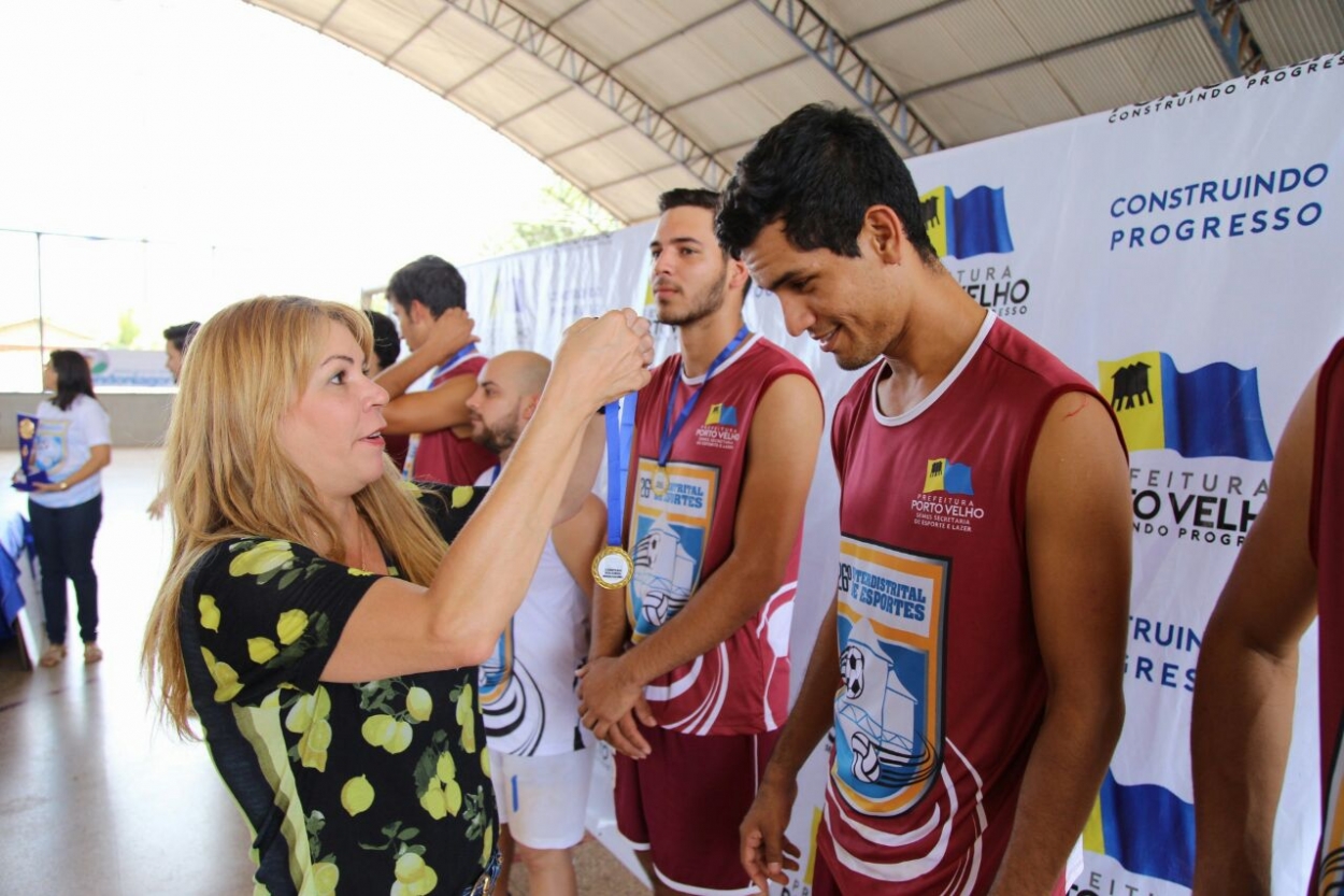 Equipe masculina de vôlei de Nova Califórnia também leva troféu de campeã do 26º Interdistrital